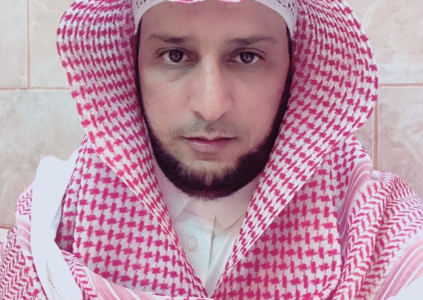 ابن مرشد يستضيف زملاء العمل في نزهة برية بمرابع الربيع