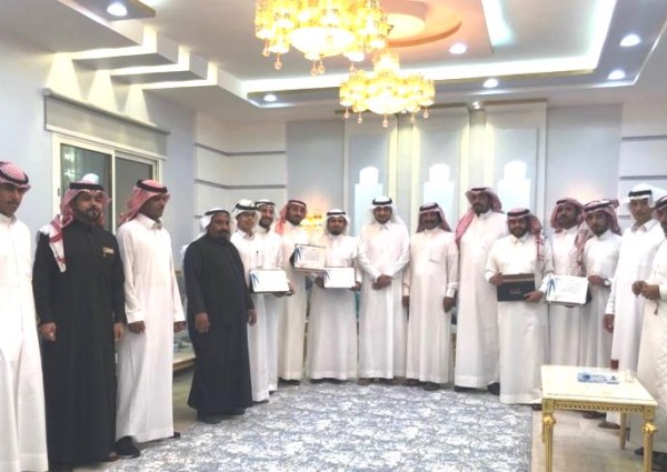 مدير صندوق التنمية العقارية بالجوف يكرم الموظفين