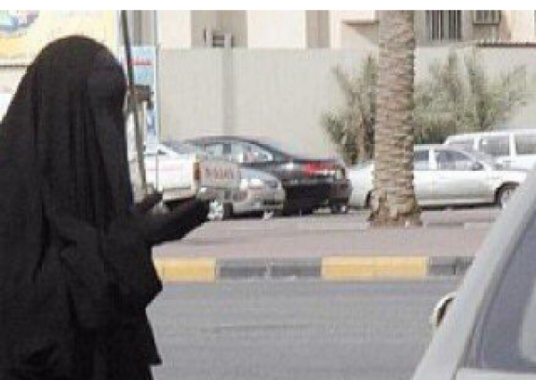 تصرفات غريبة لامرأة متسوّلة في تبوك تكشف عن مفاجأة!