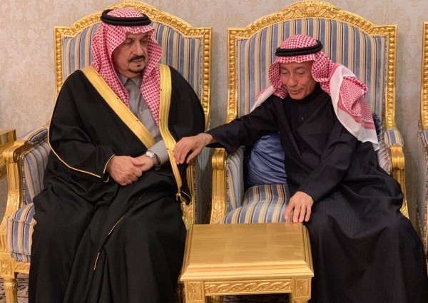 أمير منطقة الرياض يقدم العزاء لأسرة السديري