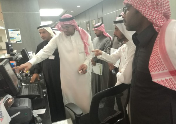 طلاب ثانوية الهفوف الليلية يزورون البريد السعودي