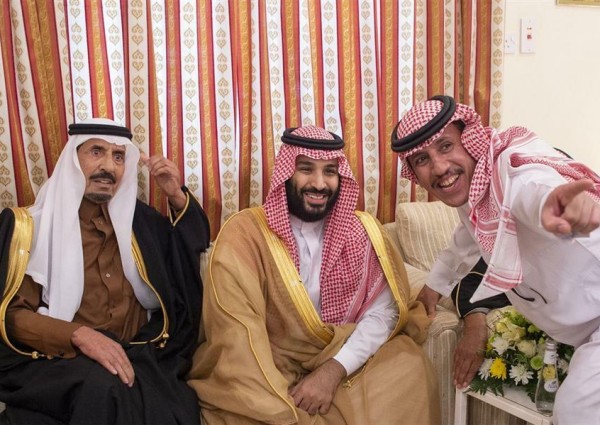 هذه قصة “الصورة الباسمة” لولي العهد مع مواطن بحائل