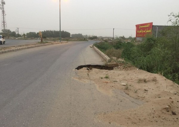 أهالي بيش يناشدون المسؤولين بصيانة عاجلة للطرق المتضررة من الأمطار