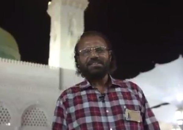 مقيم باكستاني يعمل خطاطاً في المسجد النبوي منذ 30 عاماً.. يكتب بالذهب في الروضة (فيديو)