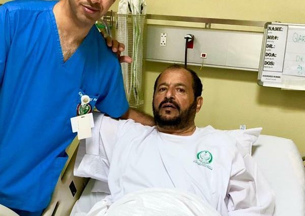 طبيب يلتقي في غرفة العمليات بأستاذه الذي درّسه في الابتدائية.. وهذا تعليقه