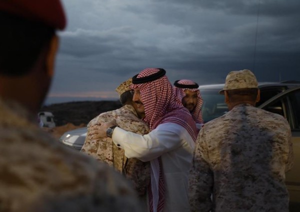 صور.. أمير عسير يزور المرابطين بالحد الجنوبي ويتناول معهم الإفطار