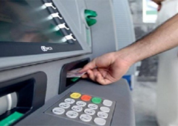«البنوك» تحذر من «رسائل مشبوهة» تسرق بطاقات الصراف الآلي