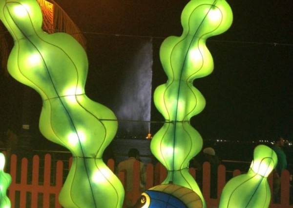 حديقة الوهج تجذب زوار كورنيش الحمراء