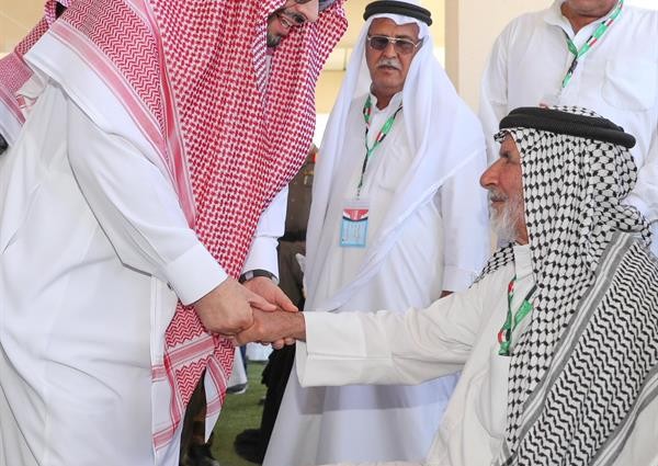 أمير الحدود الشمالية يستقبل طلائع الحجاج العراقيين القادمين عبر منفذ “عرعر” (فيديو وصور)