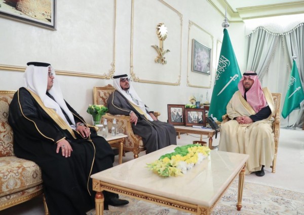 أمير منطقة الحدود الشمالية يستقبل مدير فرع المباحث الإدارية بالمنطقة