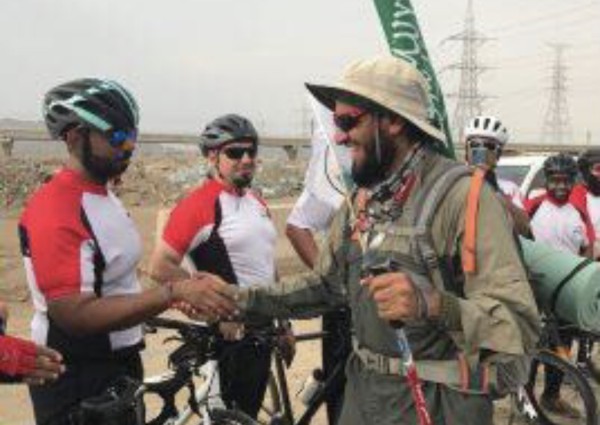 رحالة سعودي يقطع 450 كلم من بيشة إلى مكة سيراً على الأقدام لأداء فريضة الحج غرِّد