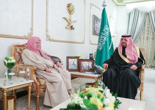 أمير منطقة الحدود الشمالية يستقبل الشيخ الدكتور عبدالله بن عبدالمحسن التركي