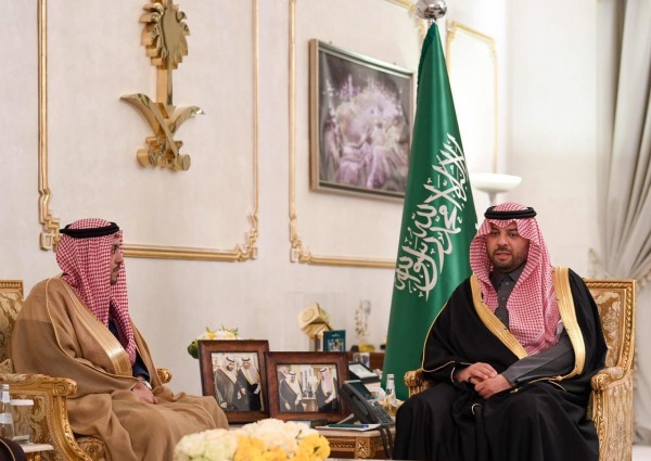 أمير الحدود الشمالية يستقبل أمين المنطقة ورؤساء البلديات في المحافظات