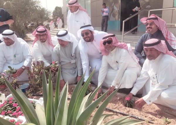 مدير بريد الاحساء يفعل عملية التشجير في أسبوع البئية بغرس مداخل وساحات البريد