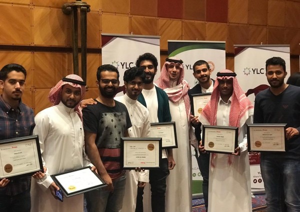 عميد شؤون الطلاب في جامعة الأعمال والتكنولوجيا يشارك أبناءه الطلاب والطالبات تخرجهم