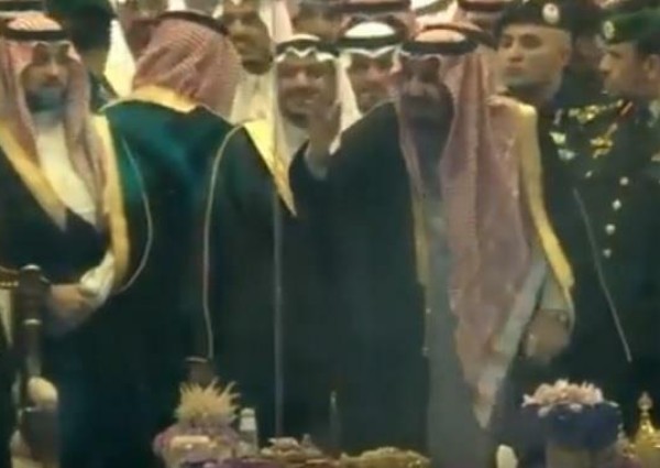 شاهد.. خادم الحرمين يشارك في أداء العرضة السعودية