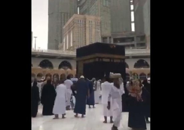 شاهد.. هطول أمطار على الحرم المكي اليوم السبت