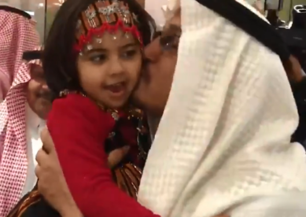 فيديو.. لفتة أبوية لوزير التعليم مع طفلة استوقفته خلال جولته في “الجنادرية”