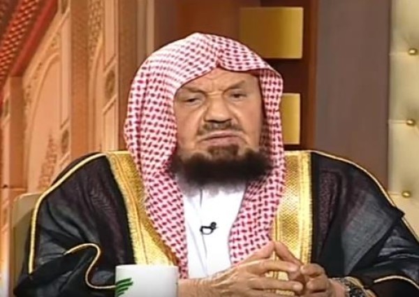 “المنيع” يوضح حكم إخراج الأب الزكاة لابنه المتزوج إن كان محتاجاً (فيديو)