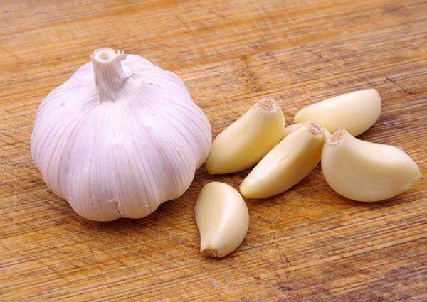 فيديو يحذر من تناول “الثوم” لاحتوائه على مواد خطيرة.. والغذاء والدواء ترد