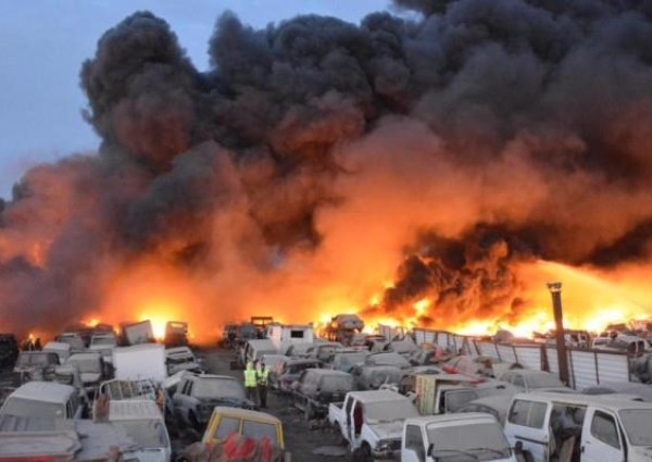 حريق هائل يلتهم مجموعة من السيارات التالفة في “بريمان جدة” (فيديو وصور)