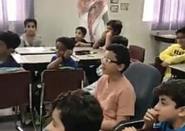مشهد مؤثر لطالب يستمع في مدرسته لفيديو أرسله والده من الحد الجنوبي