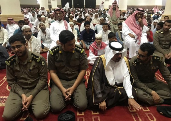 محافظ بيش يؤدي صلاة العيد ويستقبل المهنئين بالعيد