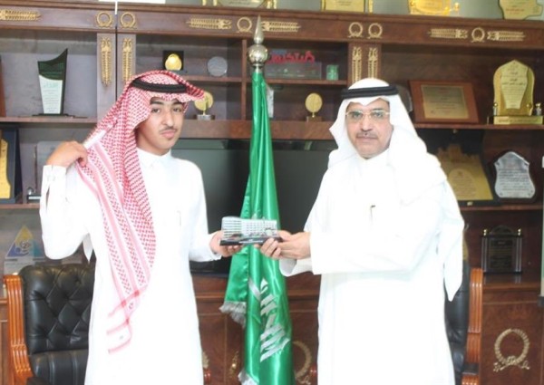 فيديو.. طالب يبادر بتنظيم حركة السير أثناء تعطل إشارة المرور.. و”تعليم تبوك” يكرمه