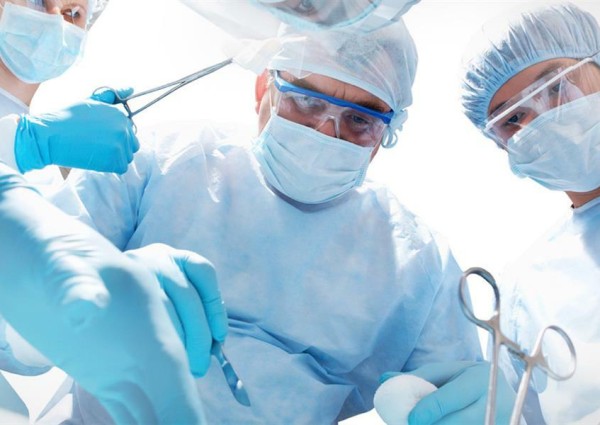 فريق طبي بمدينة الملك فهد الطبية ينقذ حياة طفل أصـابته طلقة طائشة واستقرت في ظهره (فيديو)