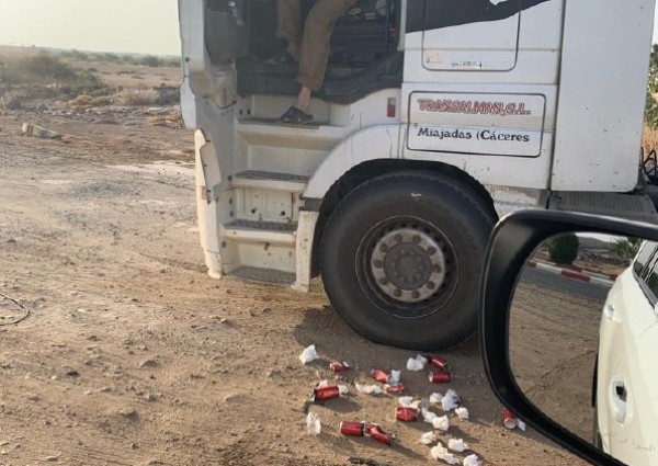 رئيس بلدية الساحل يضبط وافداً يلقي بالقمامة في الطريق ويطبق عليه الغرامة