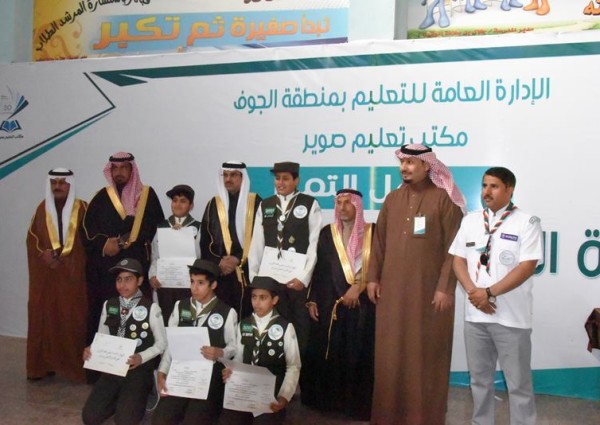 مدير عام التعليم بمنطقة الجوف يكرم المتميزين في مجمع الخندق