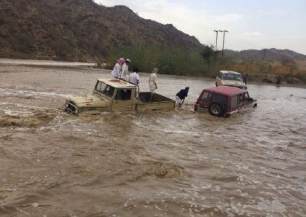 بالفيديو.. منقذ العائلة العالقة في سيول حائل يروي تفاصيل الواقعة