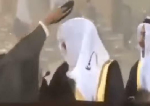 بالفيديو.. رياح عاصفة خلال إلقاء أمير الشرقية لكلمته في حفل تخريج طلاب جامعة البترول والمعادن