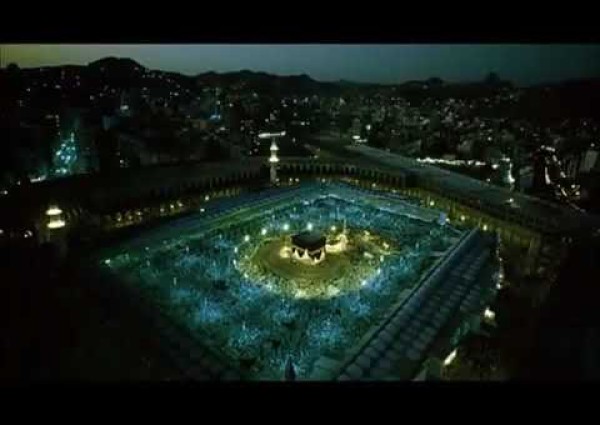 بالفيديو.. مقطع نادر للملك سعود يؤم المصلين في الحرم المكي