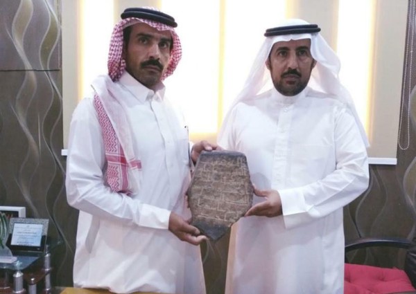 مواطن يسلم 6 قطع أثرية لـ”السياحة”.. 5 منها من فترة ما قبل الإسلام