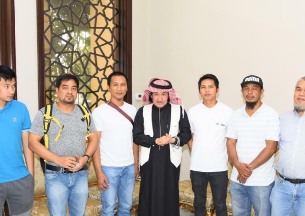 ( 5) من الجنسية الفلبينية يعتنقون الإسلام في مجلس الشيخ عبدالمحسن الراجحي