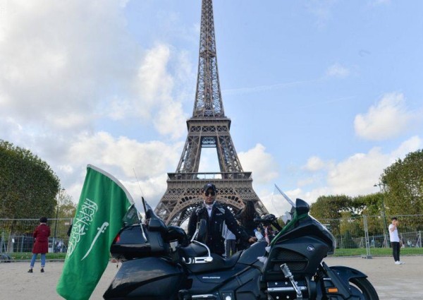 رحالة سعودي يطوف بلدان العالم بدراجته احتفالاً باليوم الوطني ويختتم رحلته في باريس (صور)