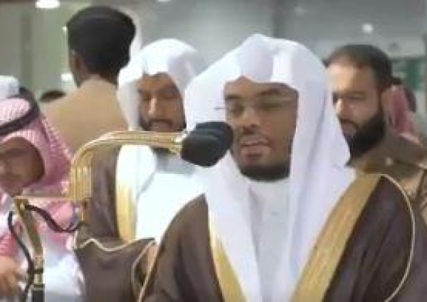 فيديو.. ياسر الدوسري يؤم المصلين ‏وسط زخات المطر لأول مرة كإمام للمسجد الحرام