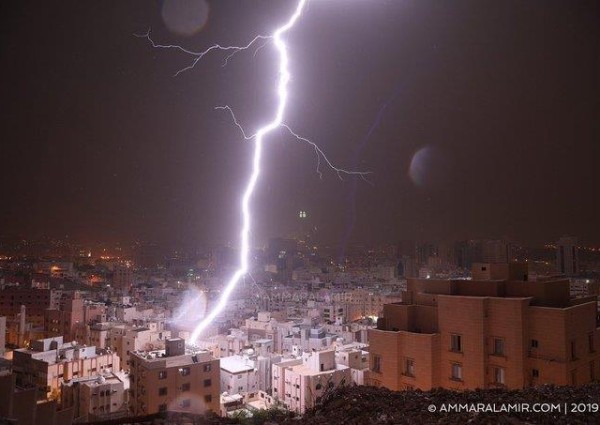 من مسافة لا تتجاوز 30 متراً.. مصور يرصد صاعقة رعدية تضرب سطح منزل بمكة
