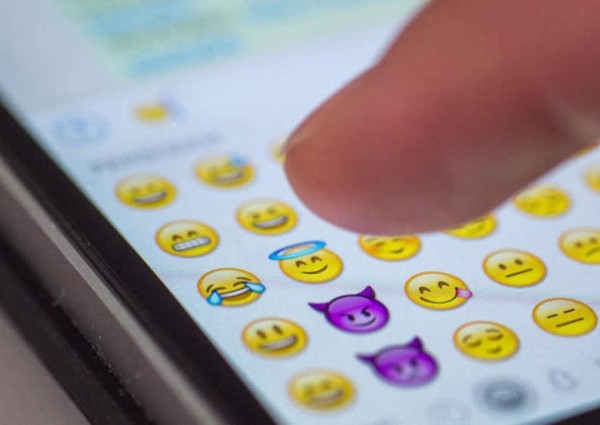 قانوني: السجن والغرامة عقوبة السب عبر “الرموز التعبيرية”‏