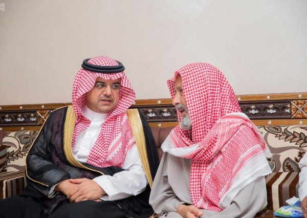 بالصور.. محافظ حفر الباطن يعزي أسرة المتوفين جراء الأمطار التي شهدتها المحافظة