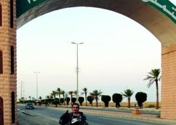 شاب سعودي يقطع 300 كيلومتر من الخفجي إلى الدمام سيراً على الأقدام لهذا الهدف