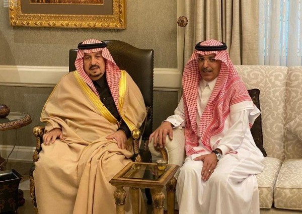 سمو الأمير فيصل بن بندر يعزي وزير المالية في وفاة أخيه