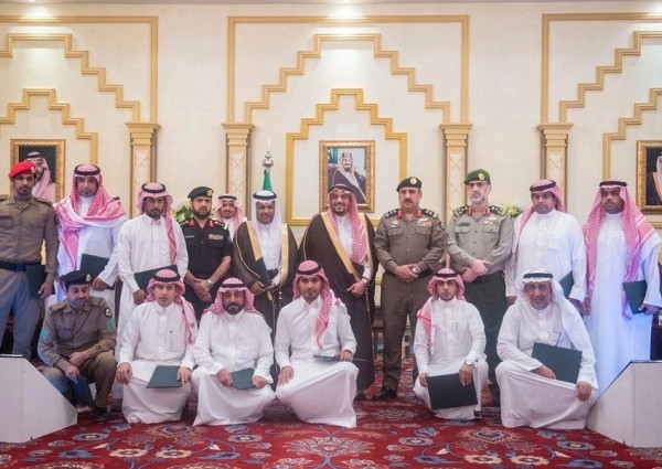 أمير القصيم يكرّم أعضاء لجنة السعودة