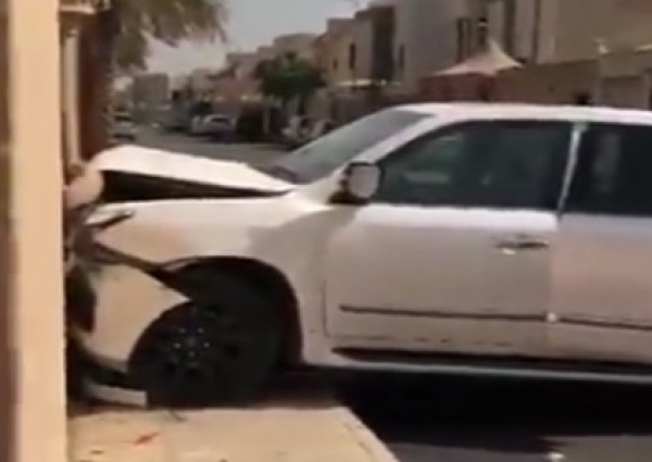 بالفيديو… مواطن يوثق اقتحام سيارة لجدار منزله