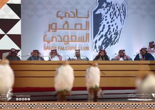 شاهد.. صقور تخطف الأنظار بمسابقة “المزاين”.. والصقار “الهاجري” يسيطر على جوائز اليوم الثاني