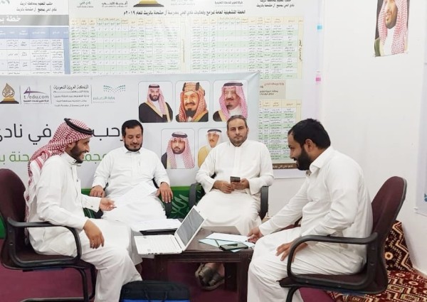 المشرف المتابع بنادي الحي بالريث يقيم ورشة تعريفية بجائزة التميز