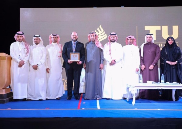 شاهد.. القنصل العام الأمريكي بـ”جدة” يلقي آبيات شعرية من قصيدة للشاعر قيس بن الملوح