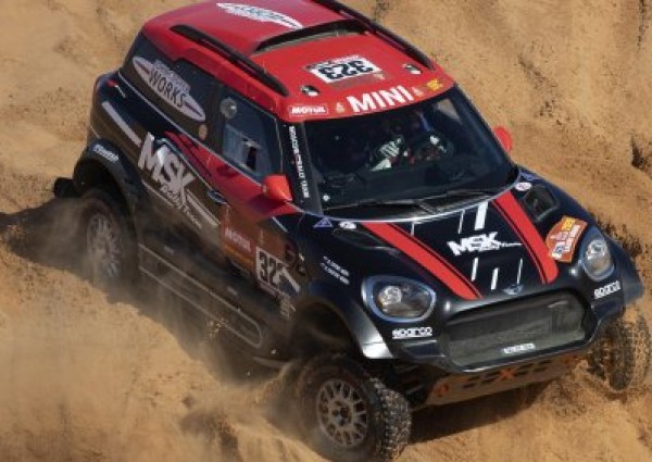 متسابق سعودي يصور ملاحه وهو يصب له القهوة في رالي داكار .. واجراء عاجل من الاتحاد السعودي للسيارات