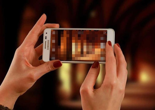 محامٍ يكشف عن صدور عقوبات وأحكام بالحبس والغرامة بحق عدد من النساء .. والسبب “سناب شات”